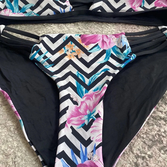 TiniBikini Women’s Reversible Floral Chevron Black 2 Piece Swim Bikini Sz M - Picture 2 of 7